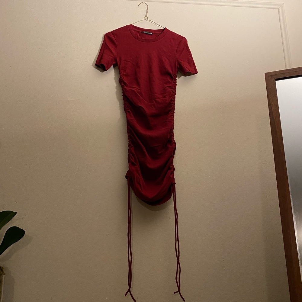 Burgundy NWOT bodycon Zara dress with side ruching and drawstrings, size small